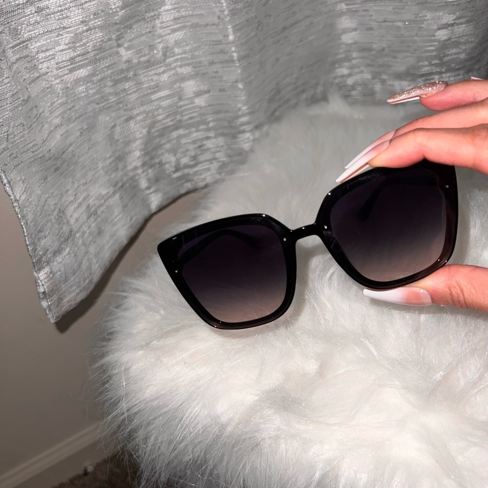 Tahari women sunglasses